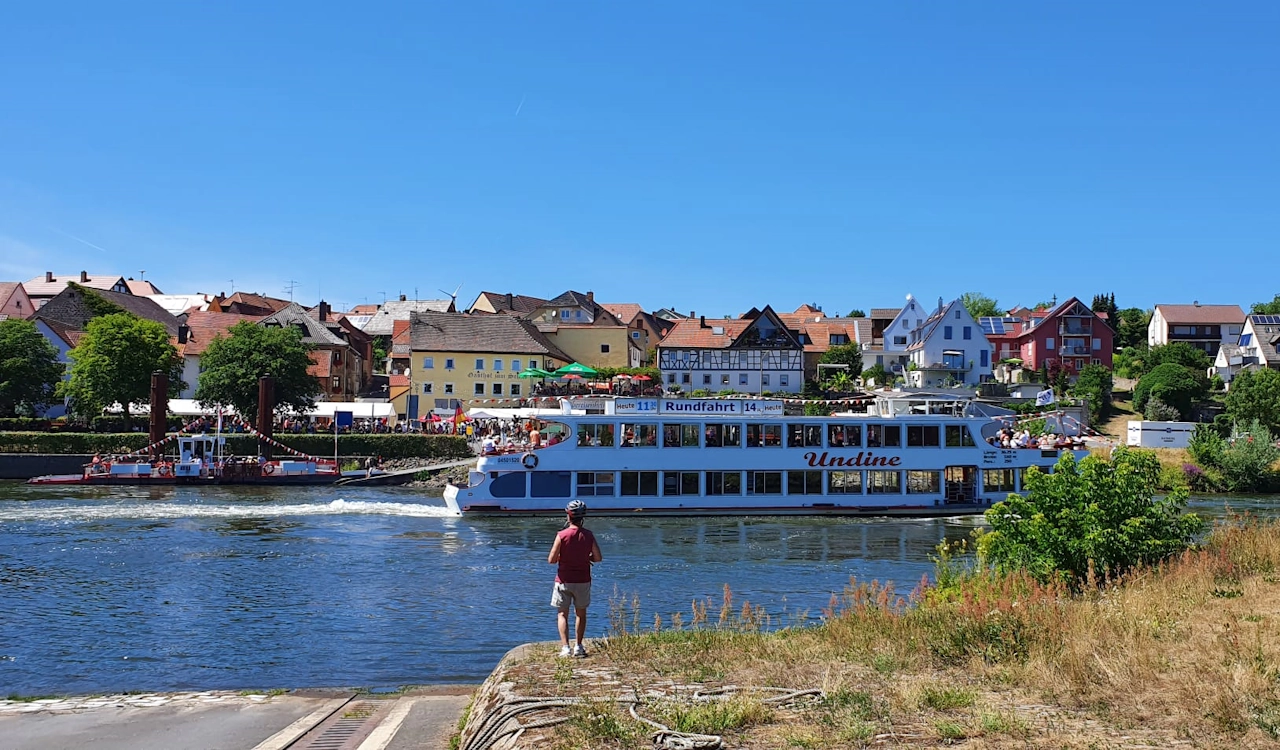 Undine auf Höhe der Fähre Obereisenheim